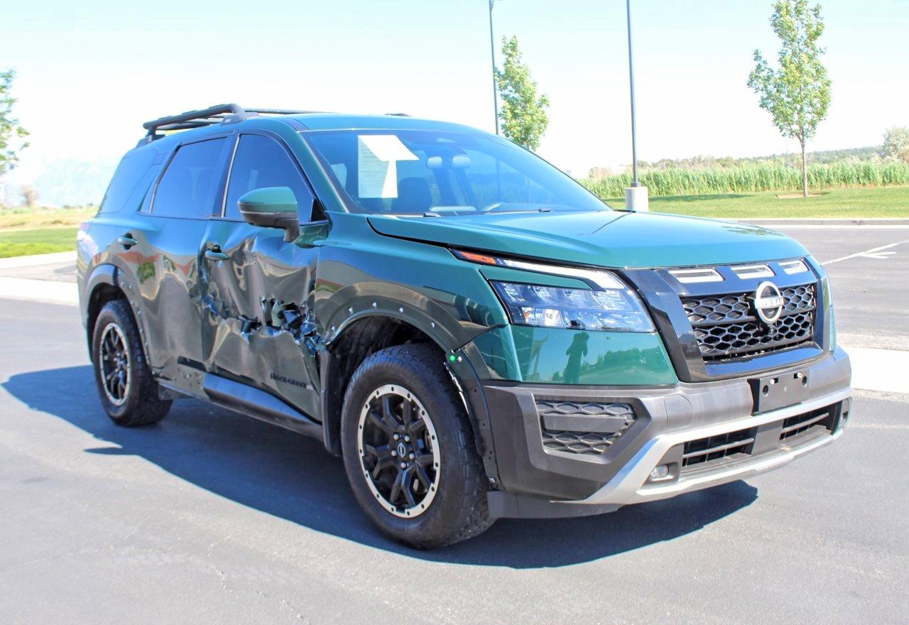 Salvage Nissan Pathfinder Image