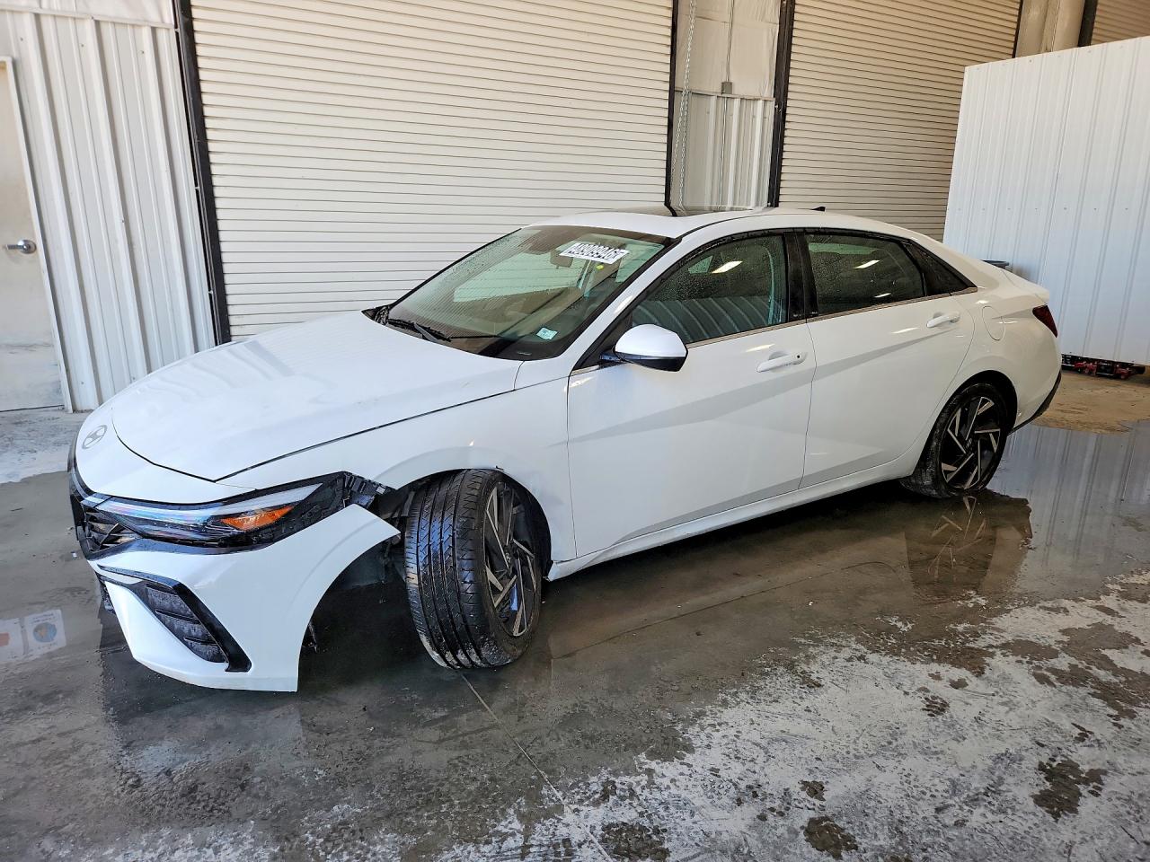 Salvage Hyundai ELANTRA Image