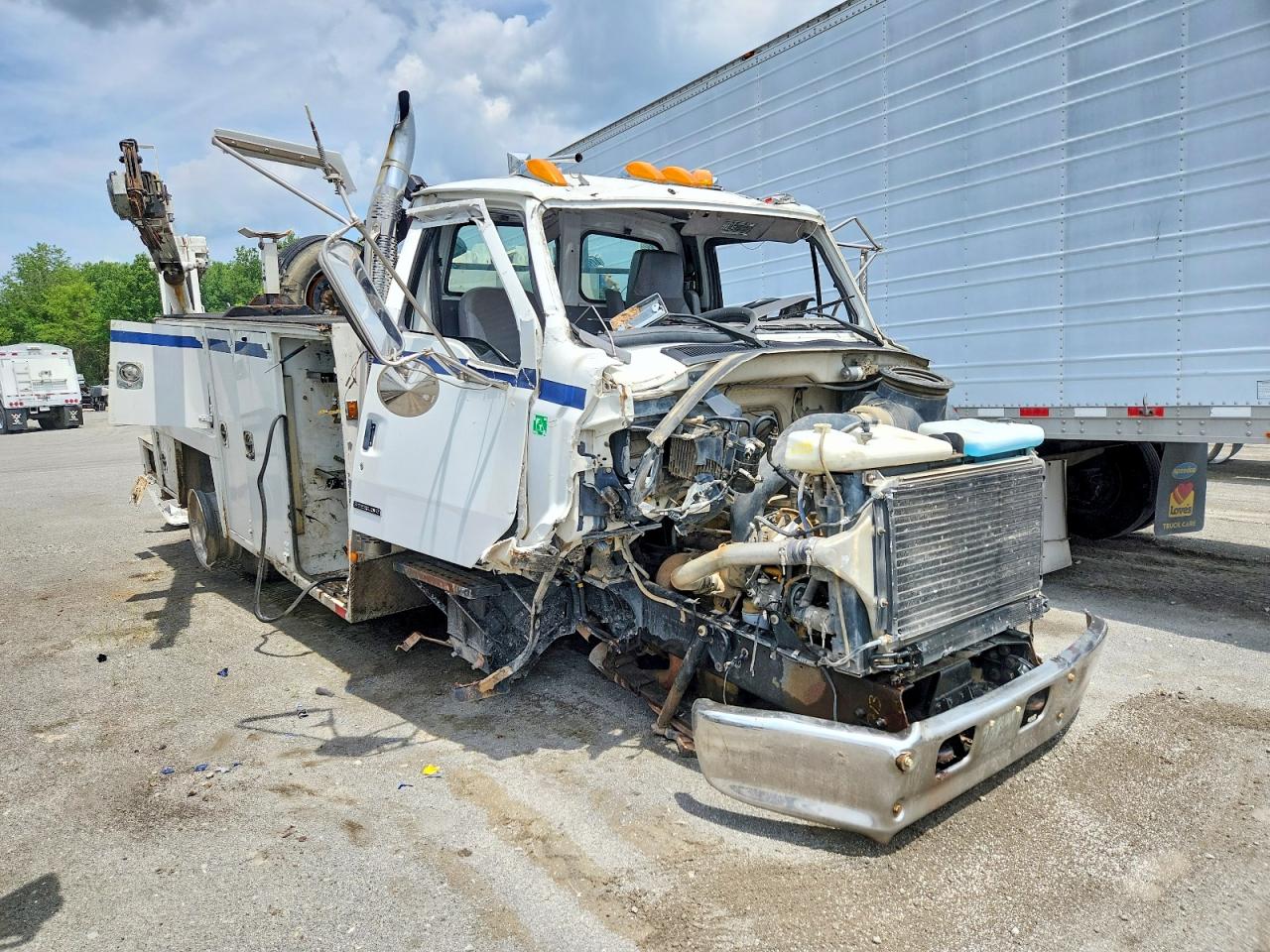 Salvage Sterling Truck L7500 Image