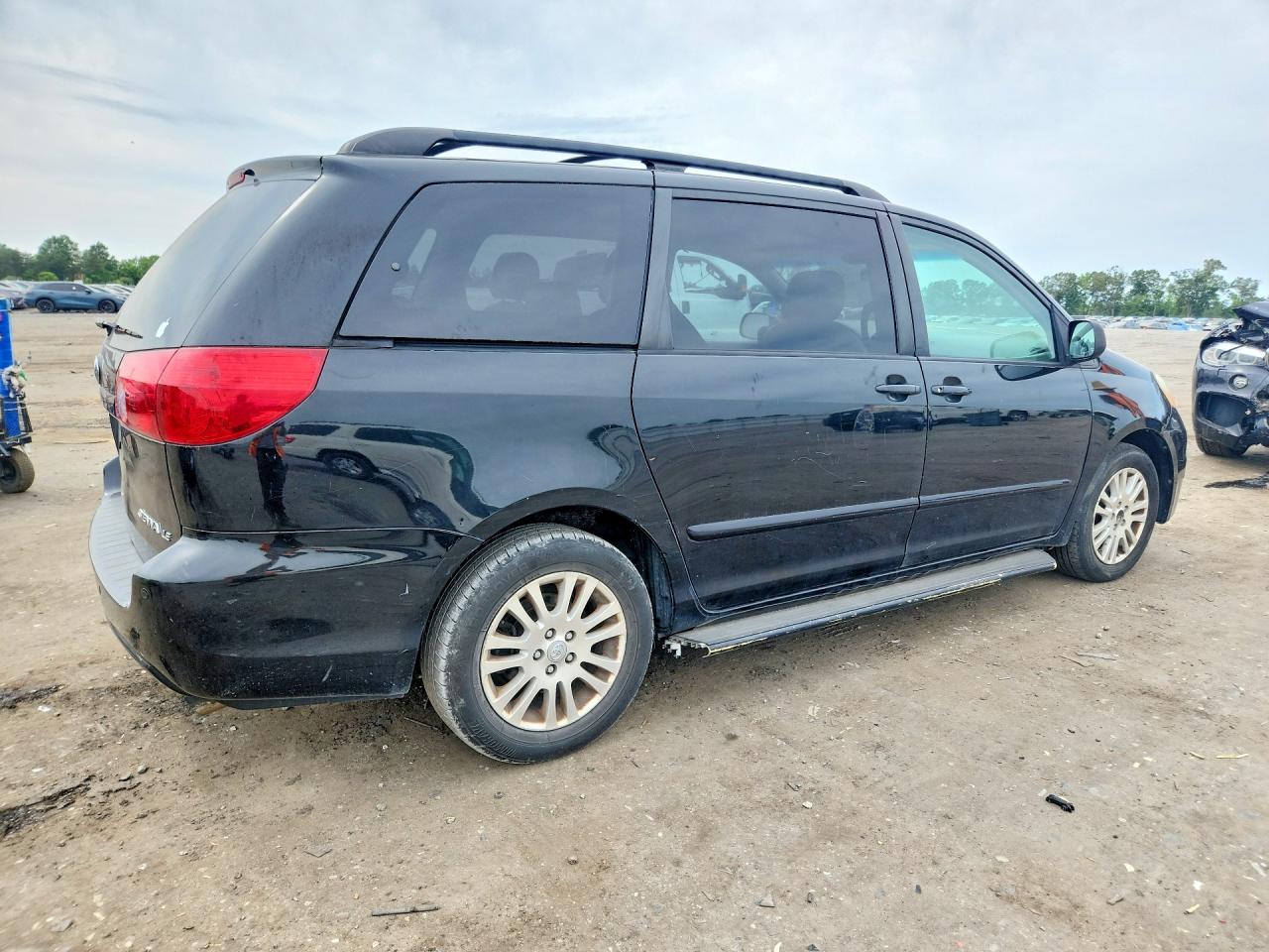 Toyota Sienna Le 8-passenger