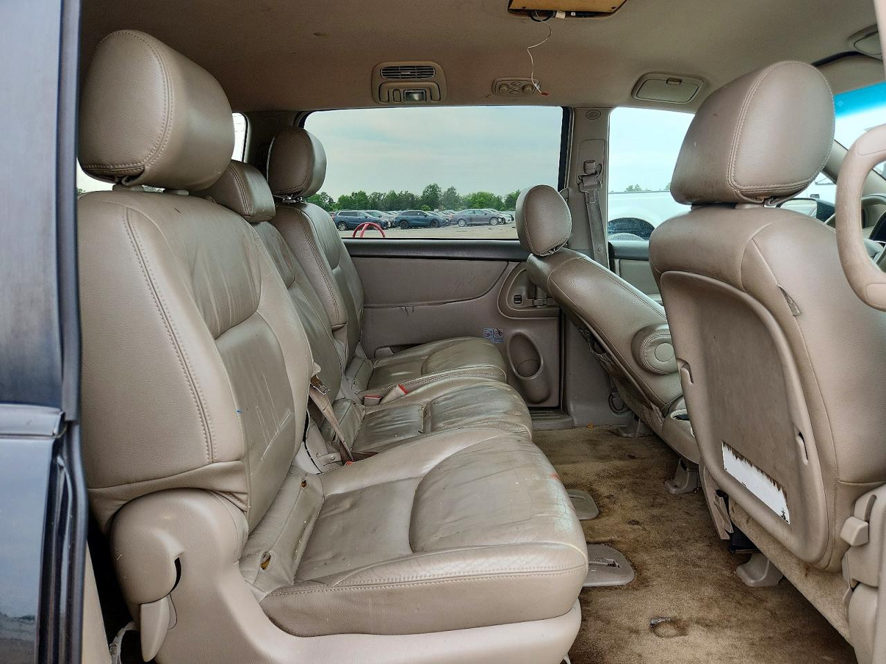 Toyota Sienna Le 8-passenger