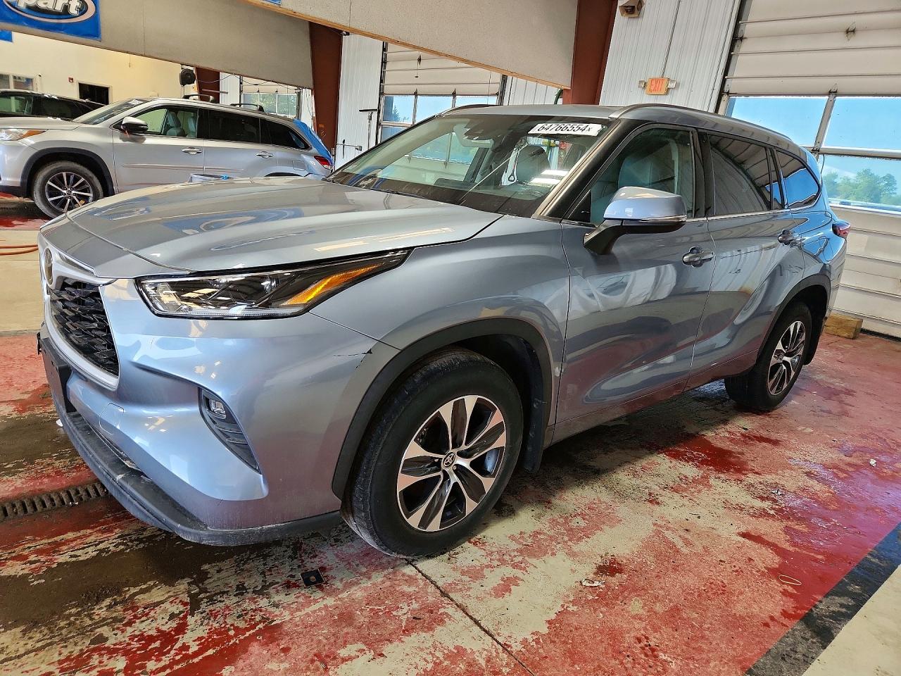 Salvage Toyota Highlander Image