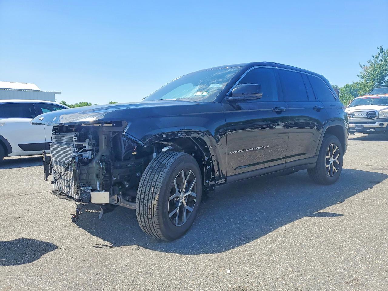 Salvage Jeep Cherokee Image