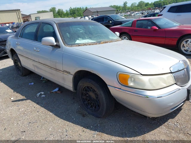 Salvage Lincoln Towncar Image