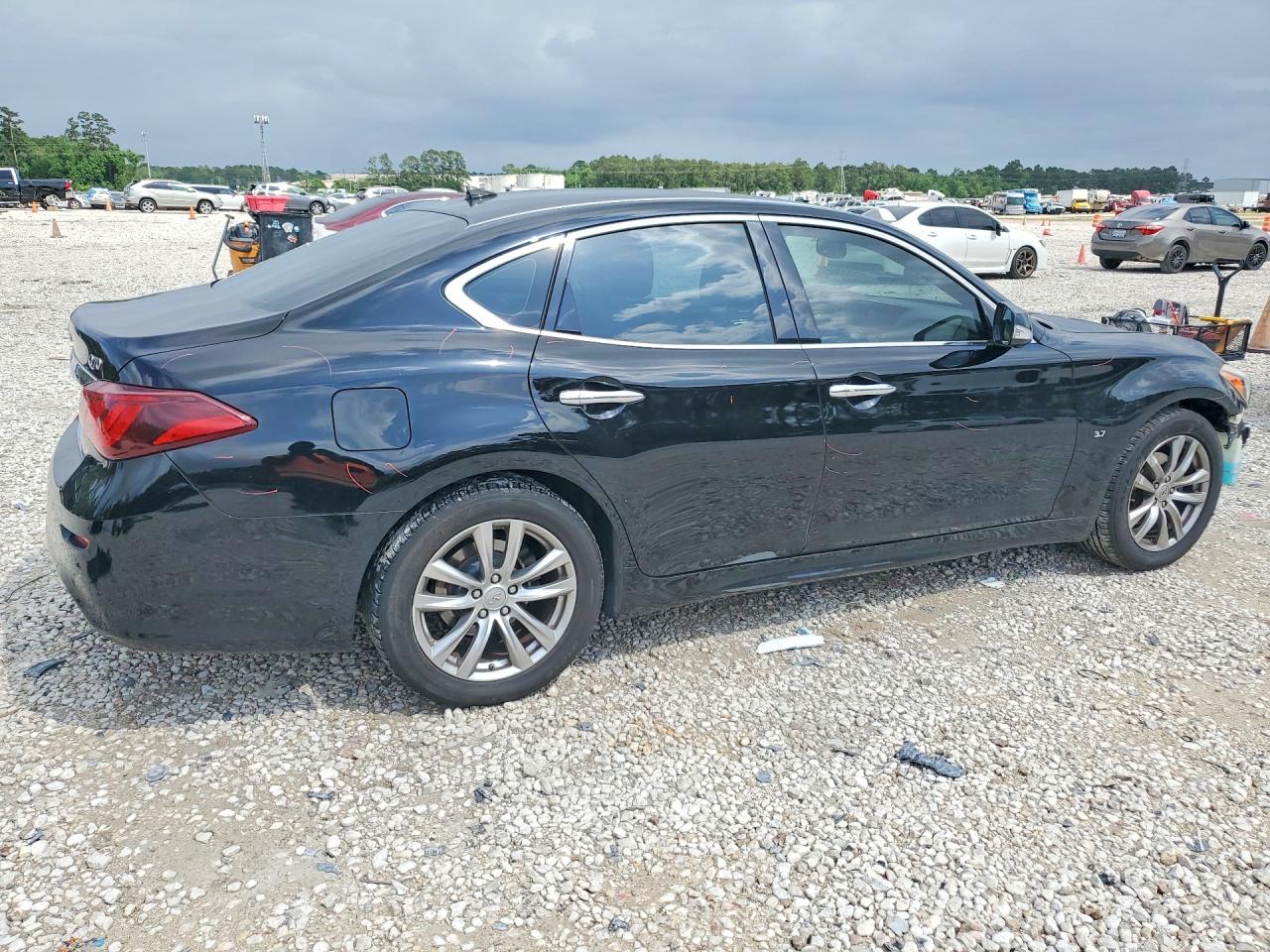 INFINITI Q70 3.7