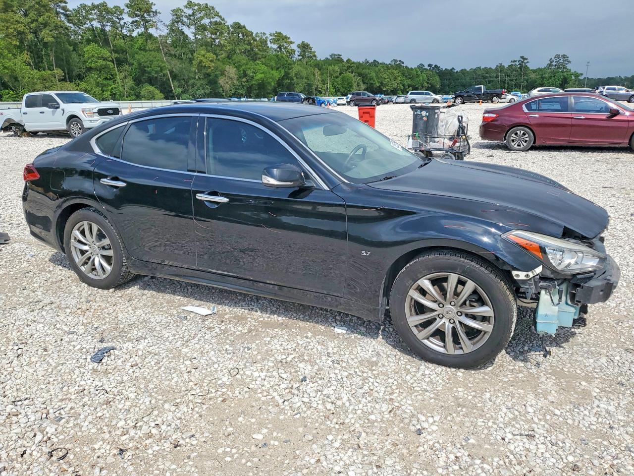 INFINITI Q70 3.7