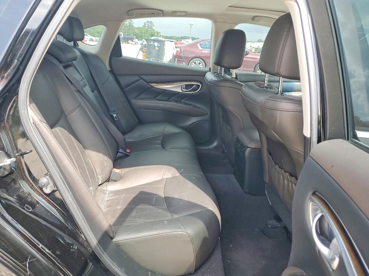 INFINITI Q70 3.7