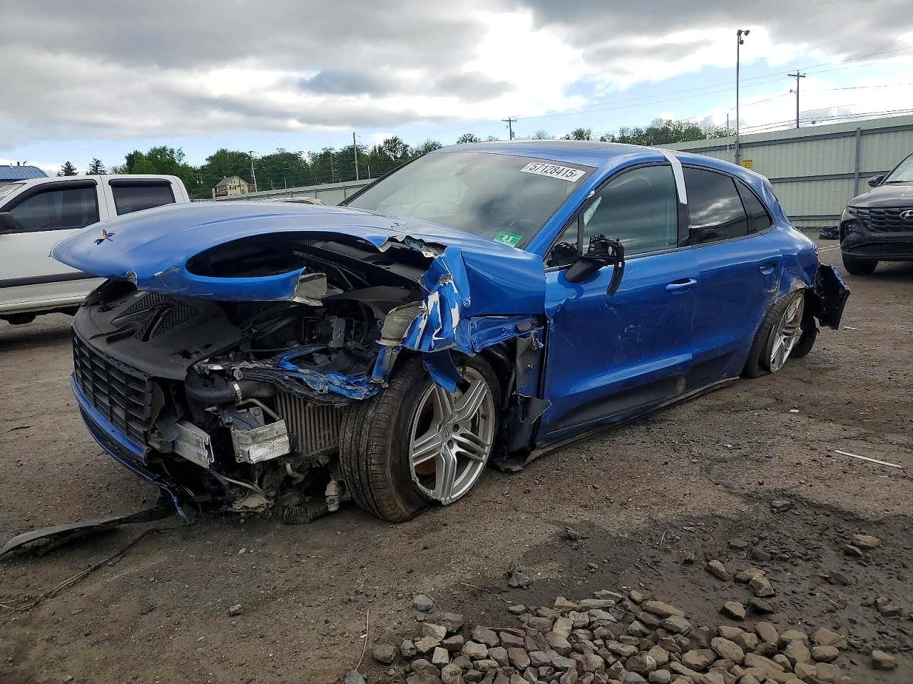 Salvage Porsche Macan Image