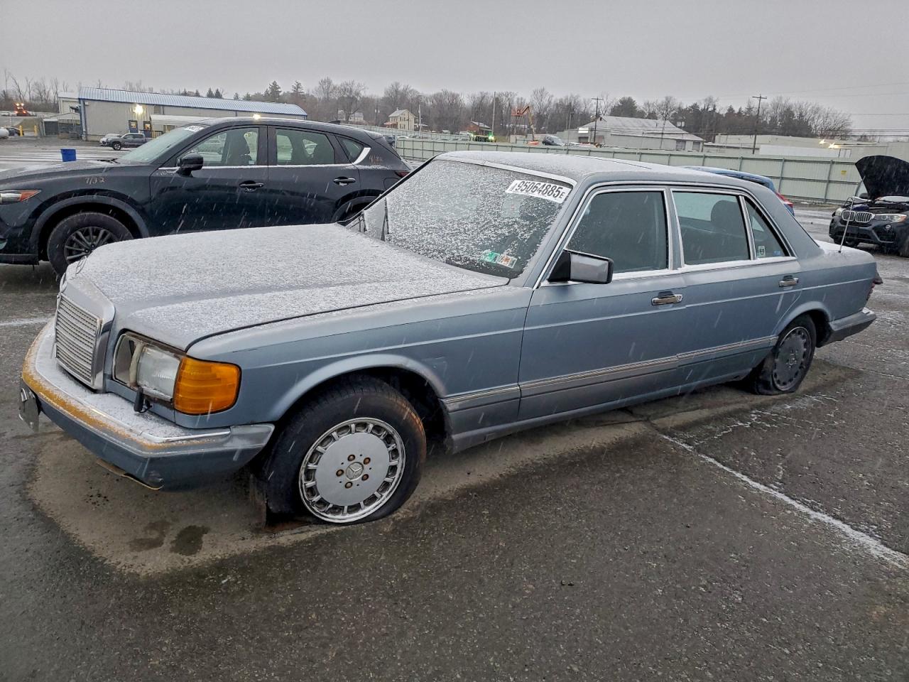 Salvage Mercedes-Benz 560-Class Image