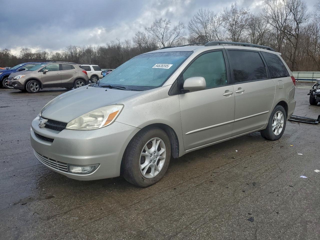 Salvage Toyota Sienna Image