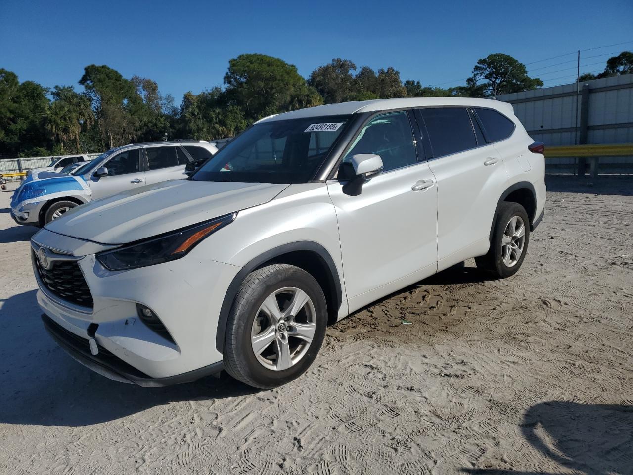 Salvage Toyota Highlander Image