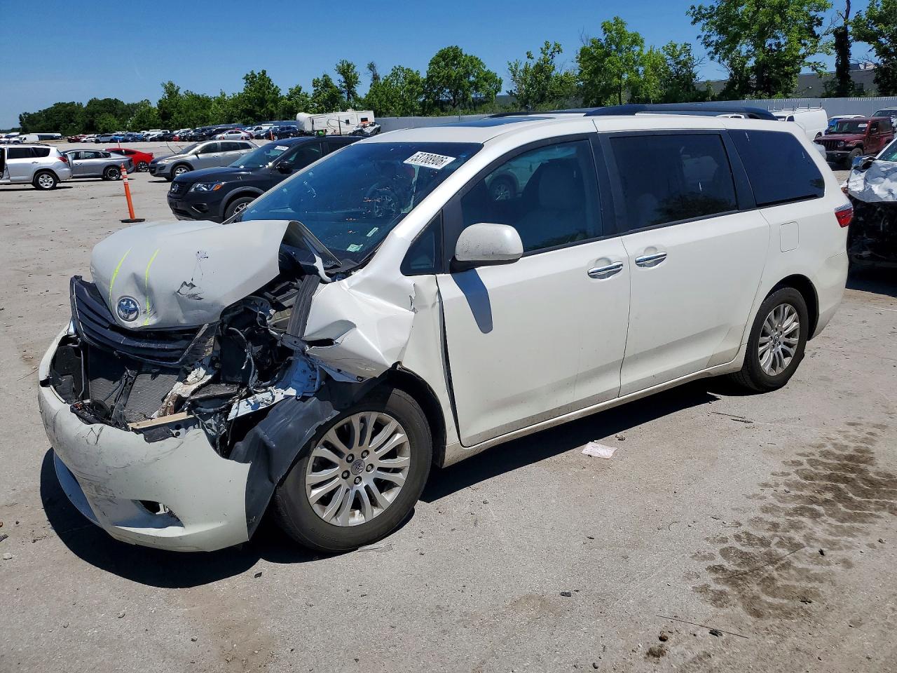 Salvage Toyota Sienna Image