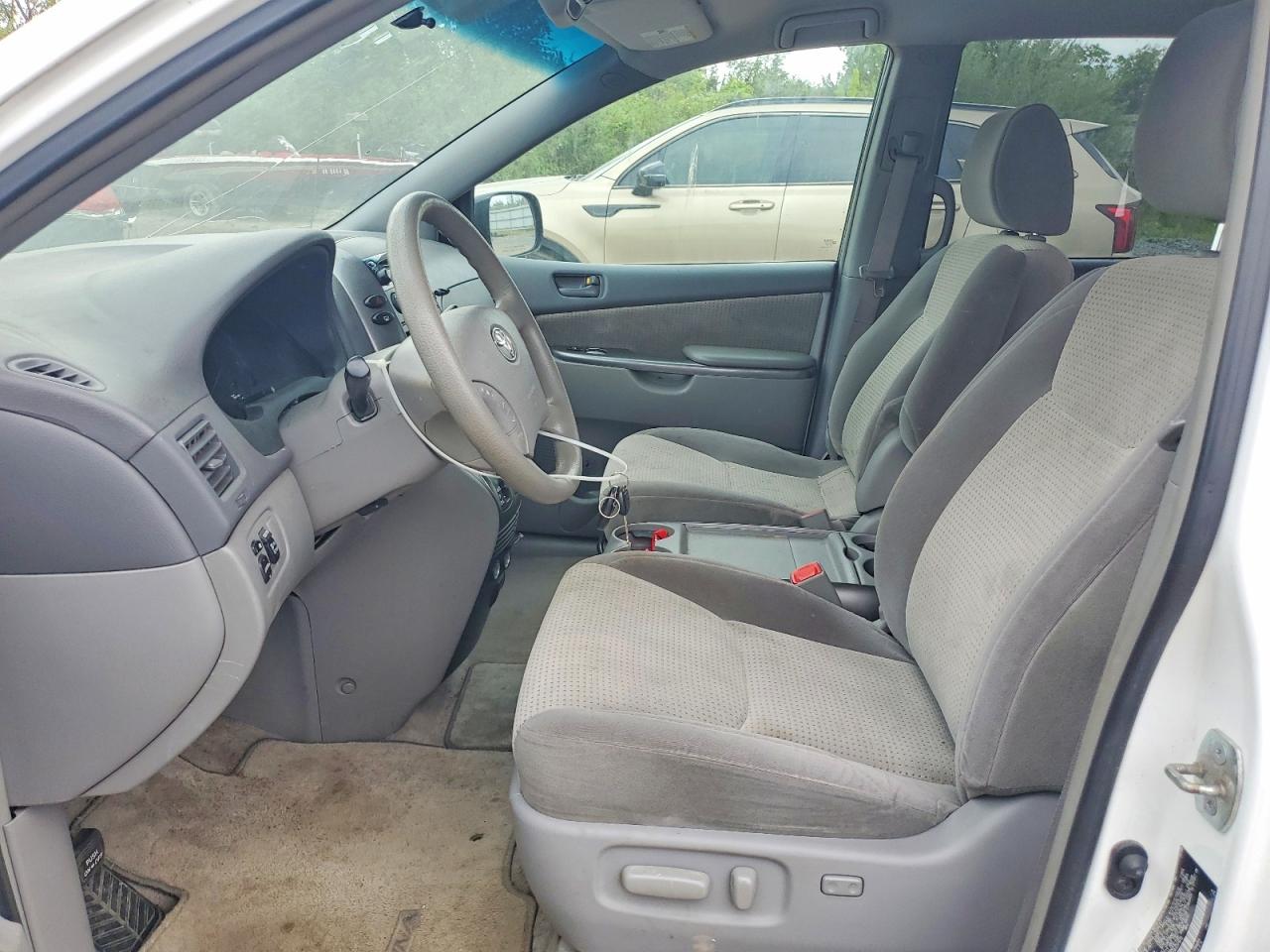 Toyota Sienna Le 8-passenger
