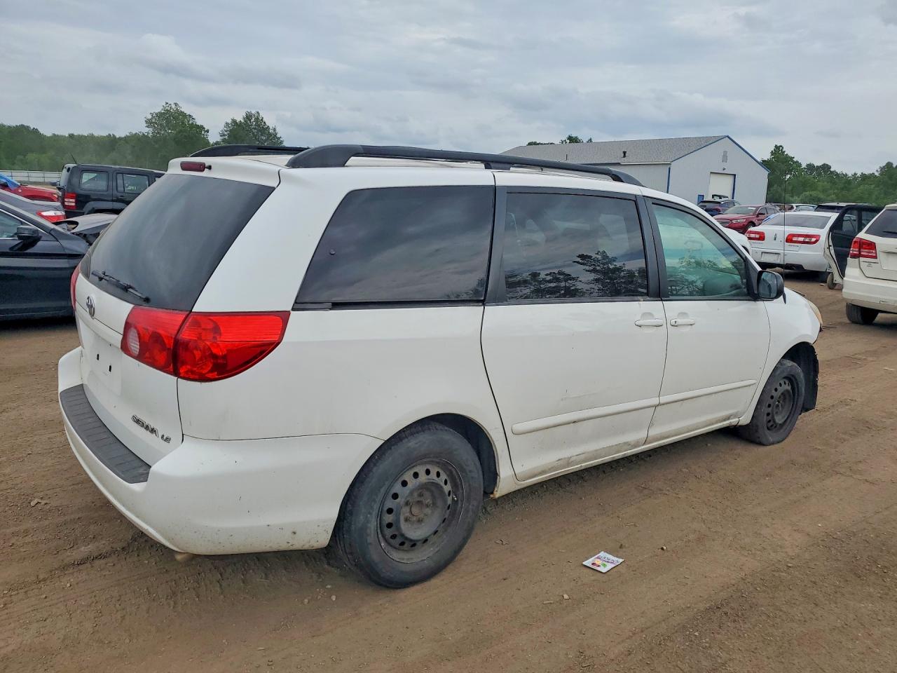 Toyota Sienna Le 8-passenger