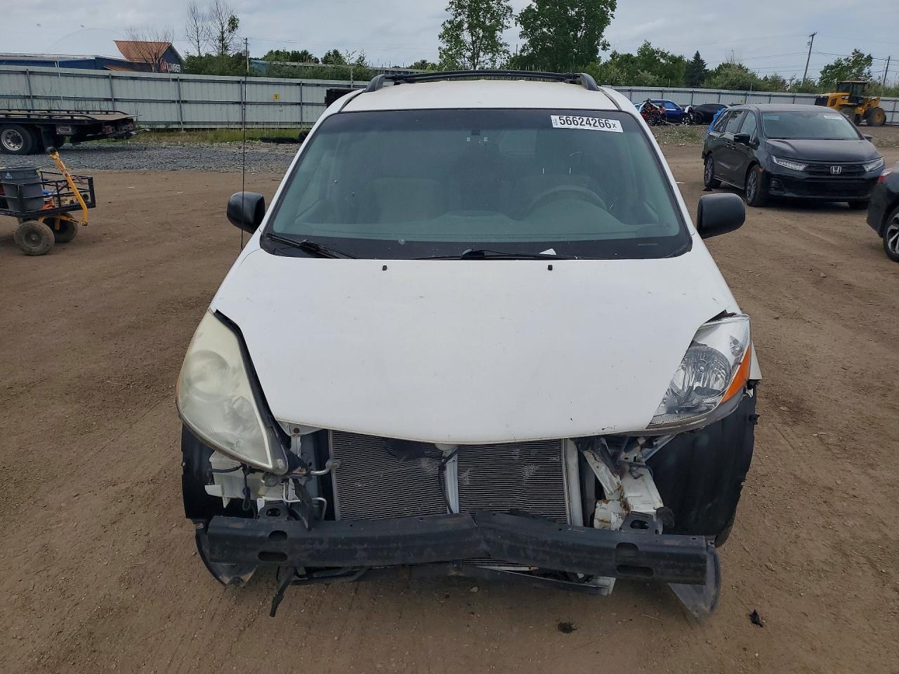 Toyota Sienna Le 8-passenger