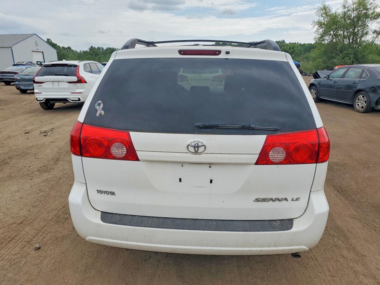 Toyota Sienna Le 8-passenger