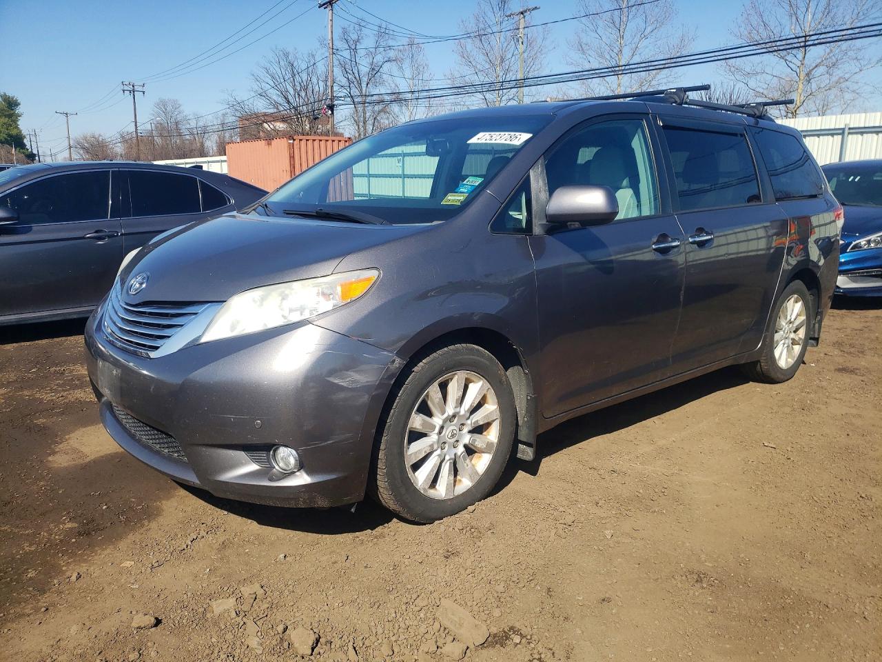 Salvage Toyota Sienna Image