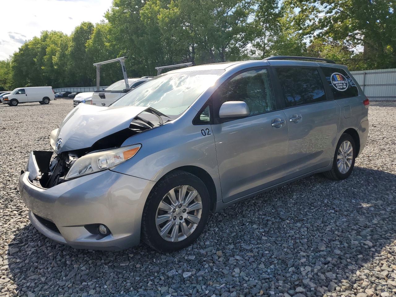 Salvage Toyota Sienna Image