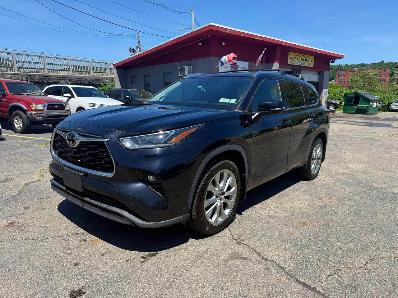 Salvage Toyota Highlander Image