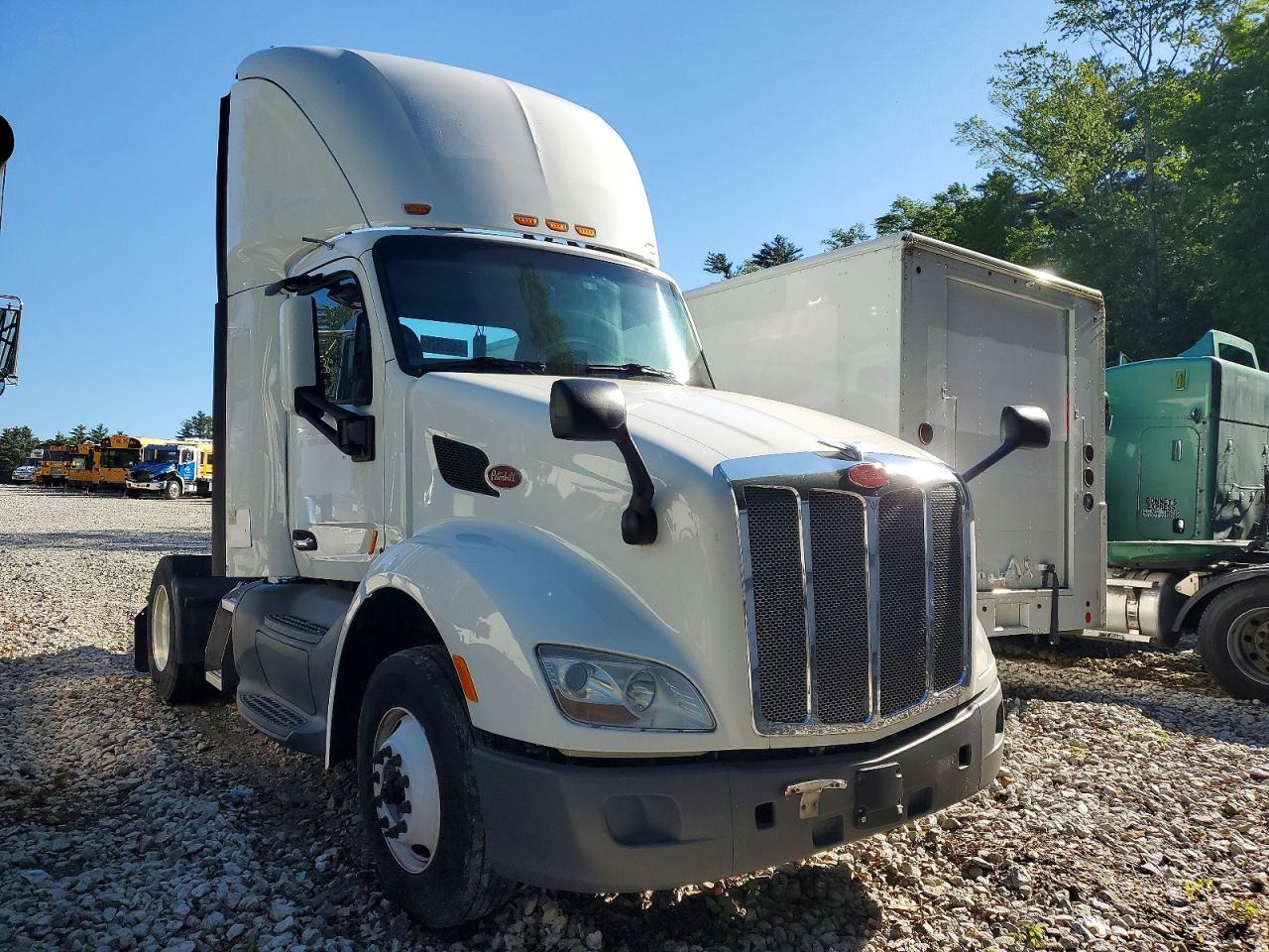 Salvage Peterbilt 579 Image