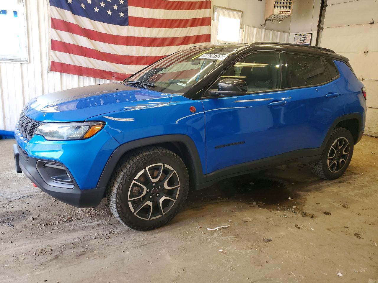 Salvage Jeep Compass Image
