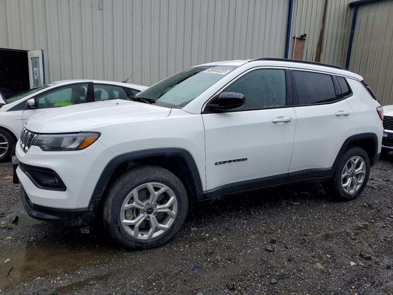 Salvage Jeep Compass Image