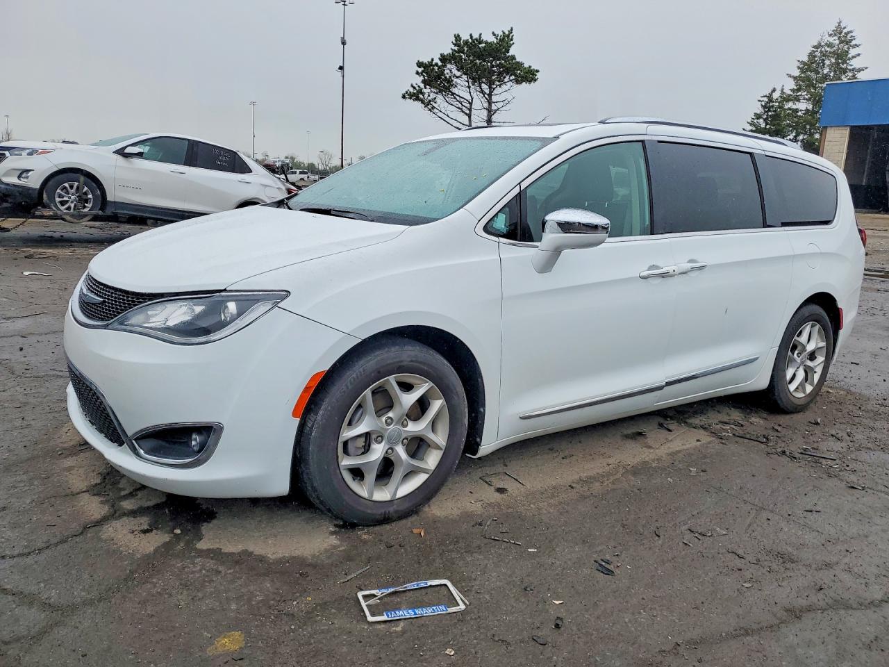 Salvage Chrysler Pacifica Image