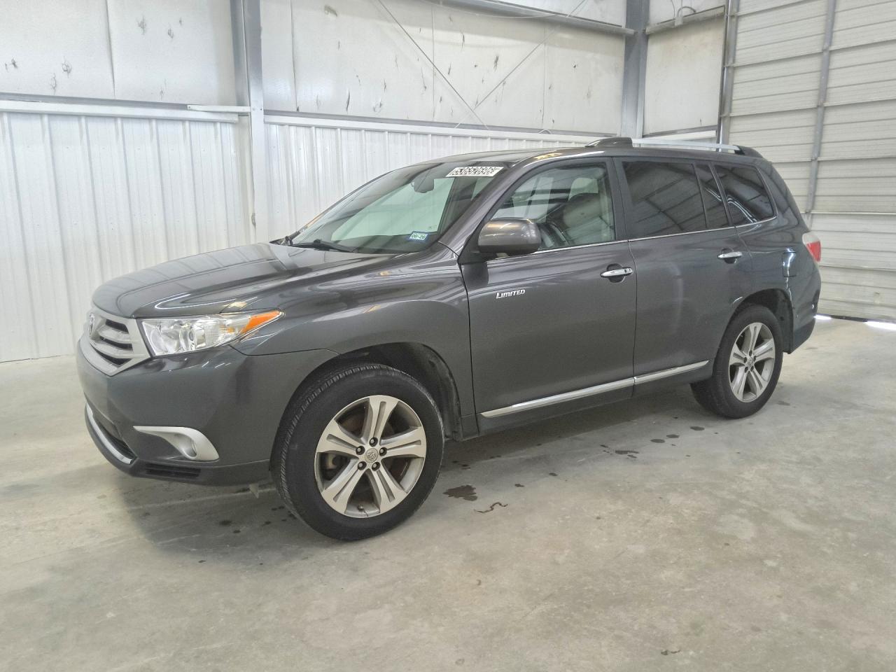 Salvage Toyota Highlander Image