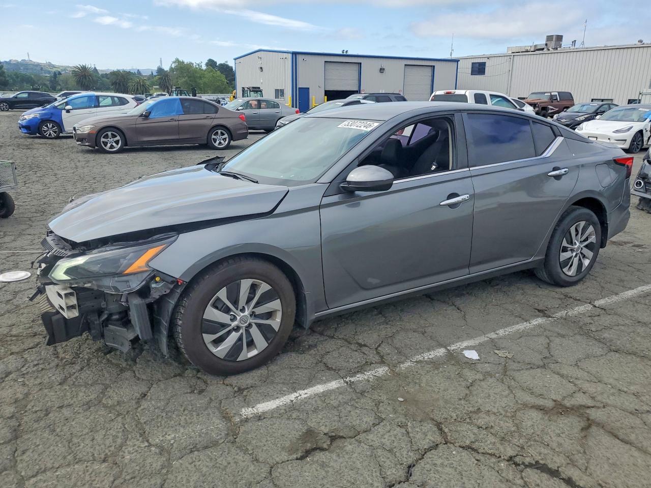 Salvage Nissan Altima Image