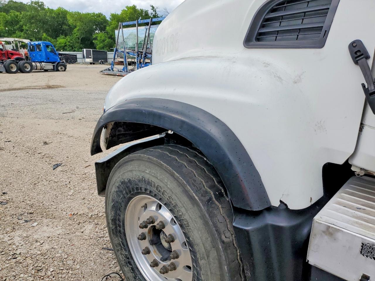 Mack Cv713