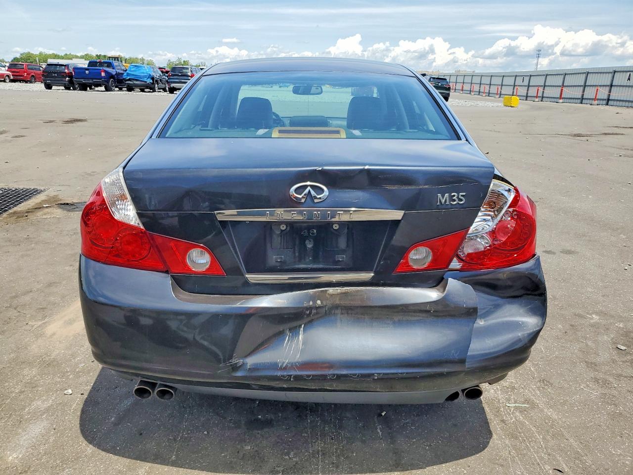 INFINITI M35 Base