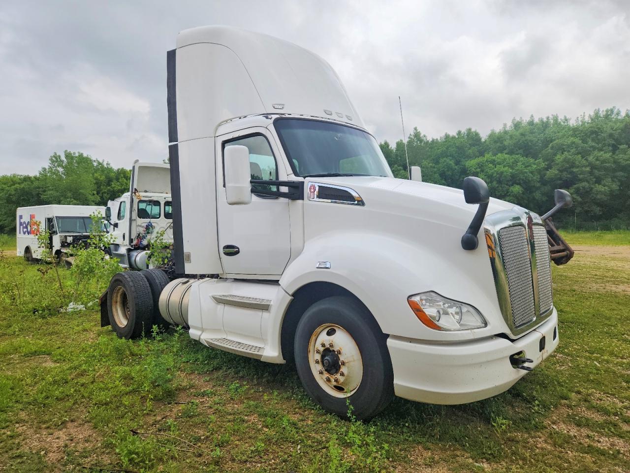 Salvage Kenworth Construction Image