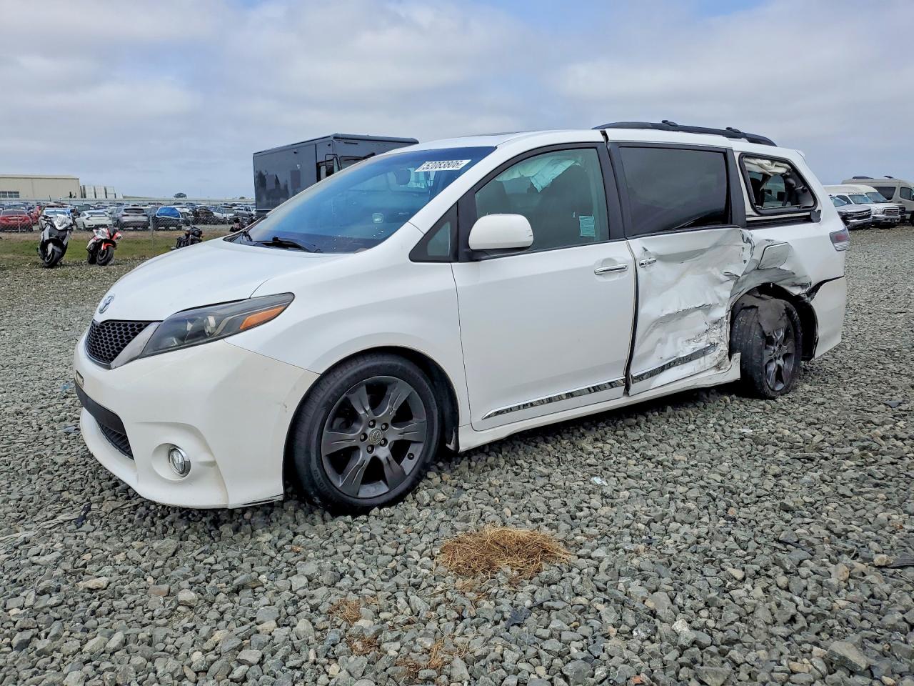 Salvage Toyota Sienna Image