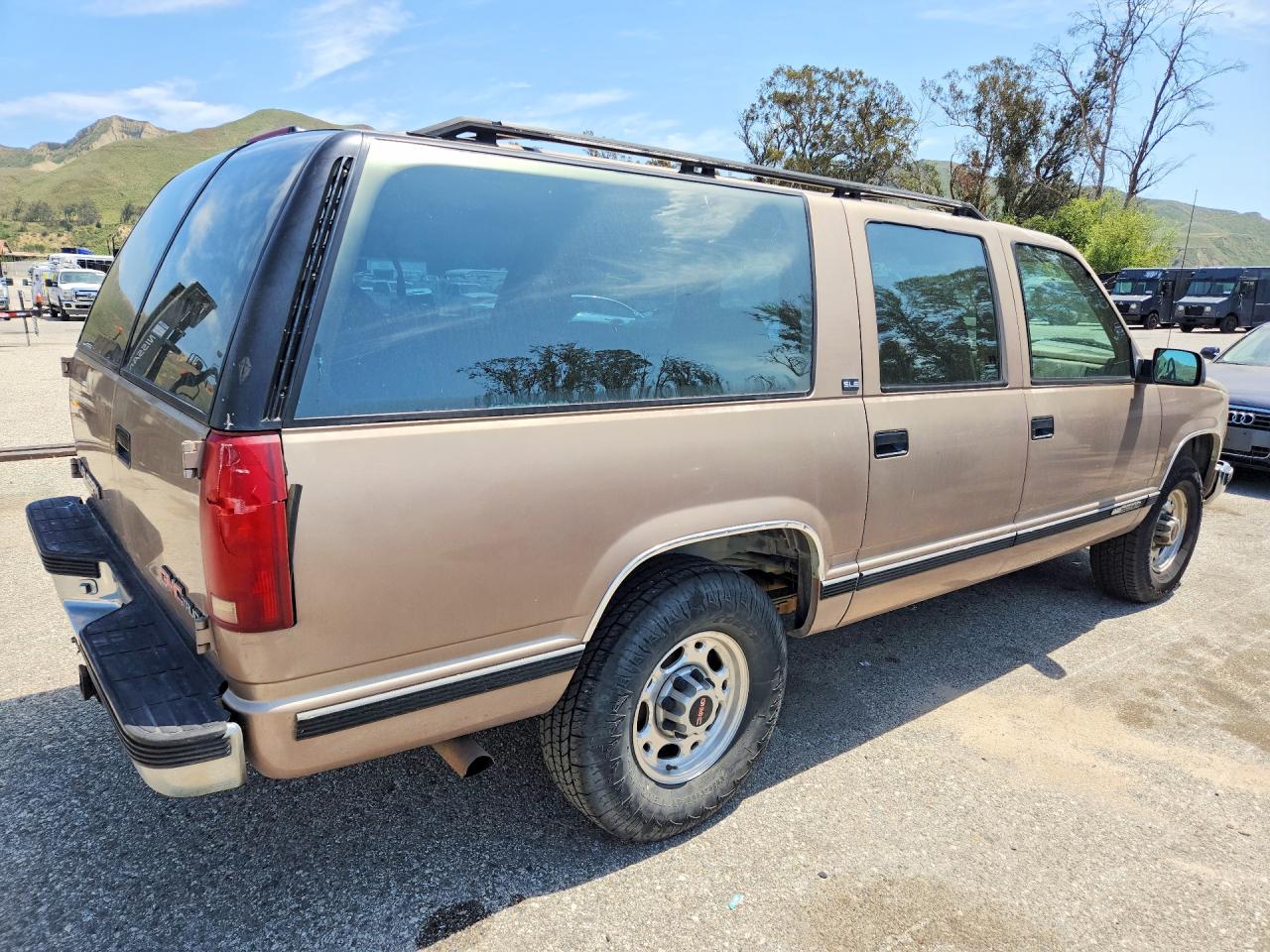 GMC Suburban C2500
