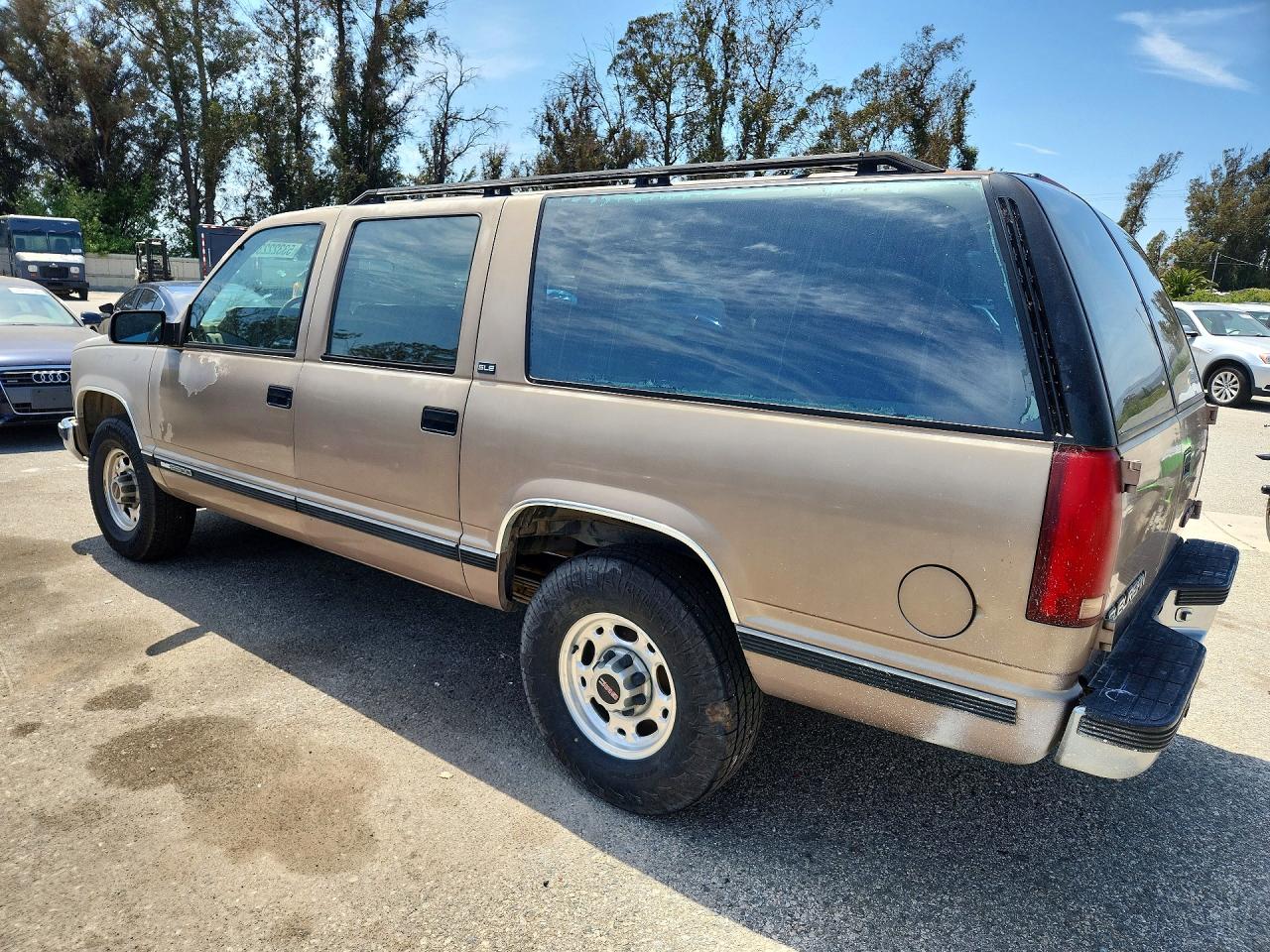 GMC Suburban C2500