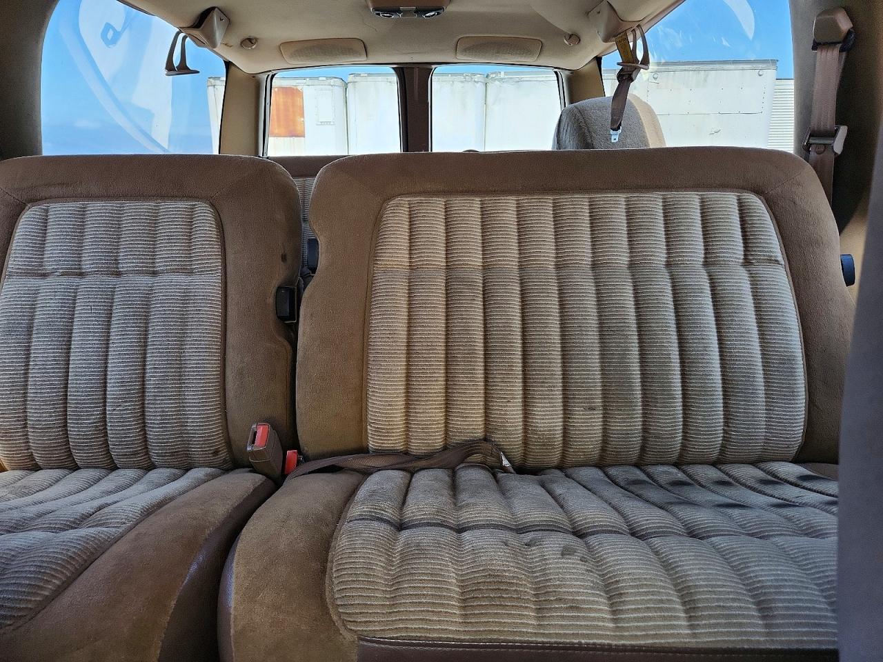 GMC Suburban C2500