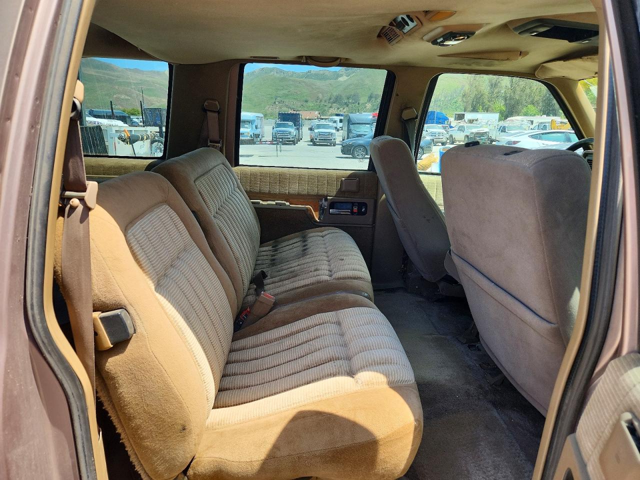 GMC Suburban C2500