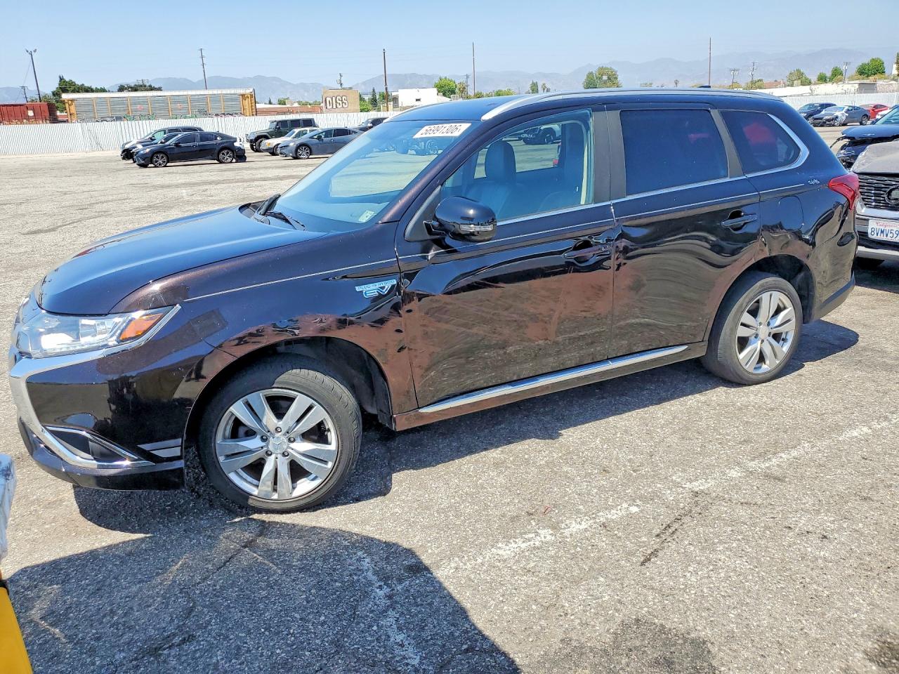 Salvage Mitsubishi Outlander Image