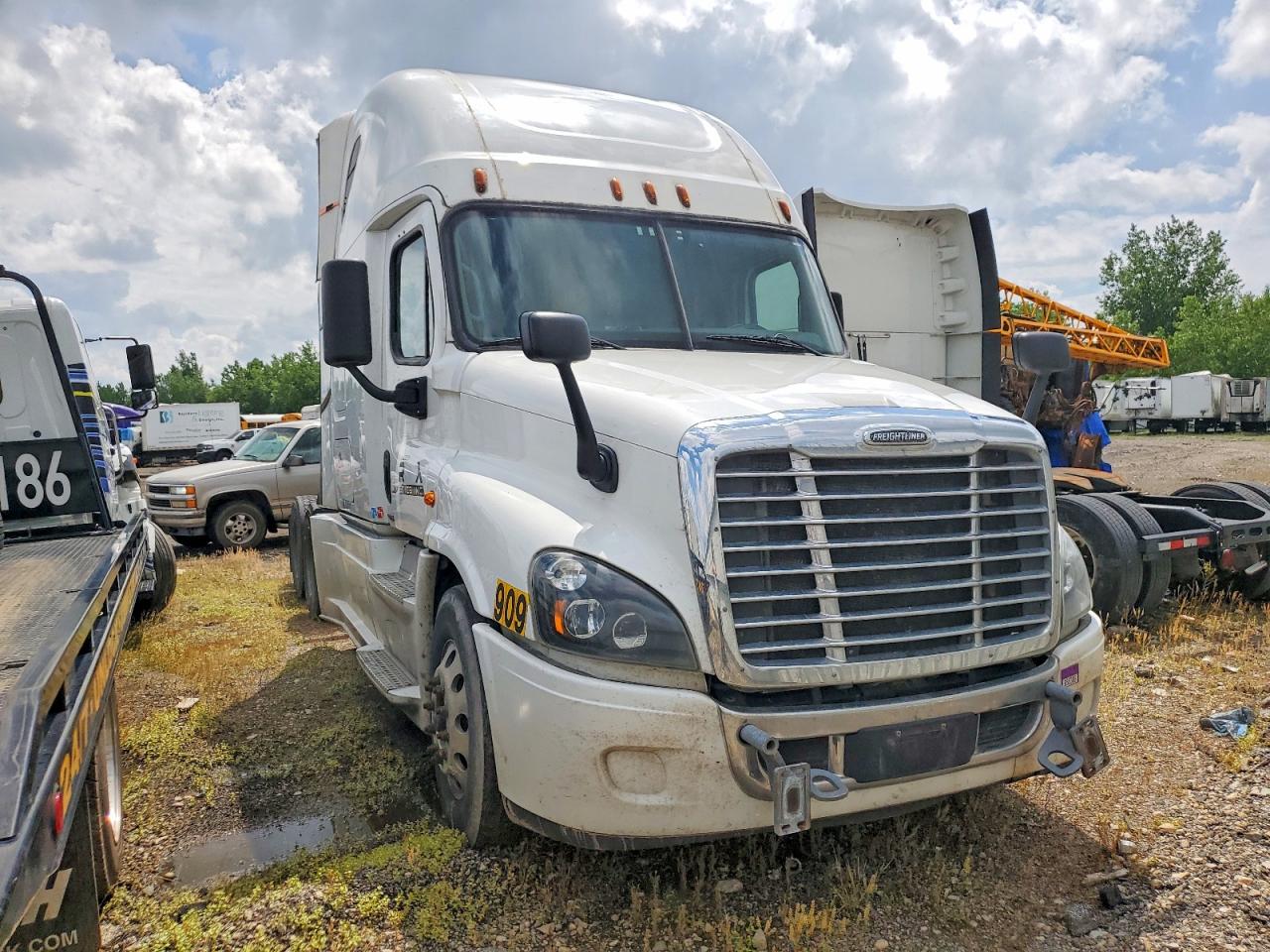 Salvage Freightliner Cascadia Image