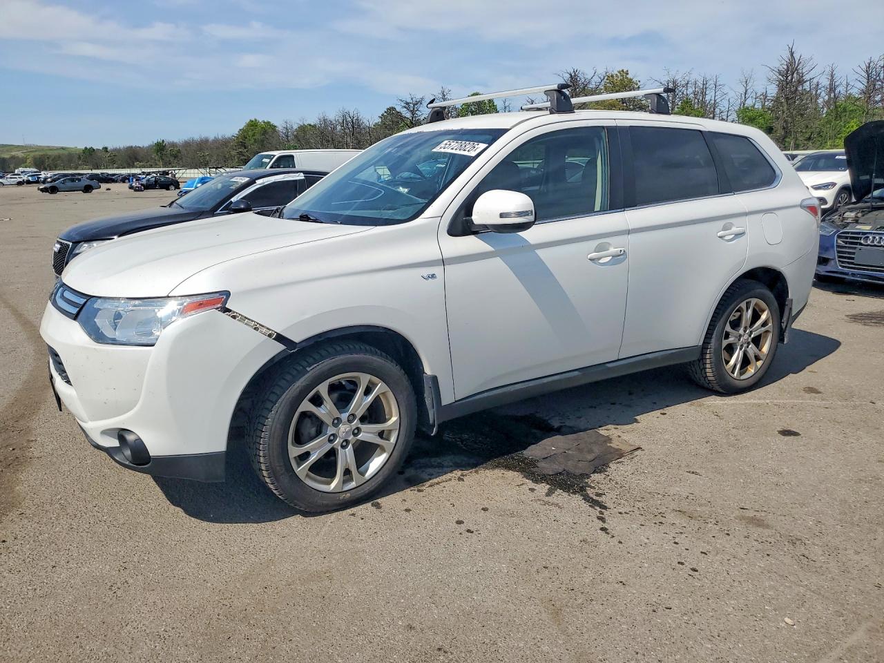 Salvage Mitsubishi Outlander Image