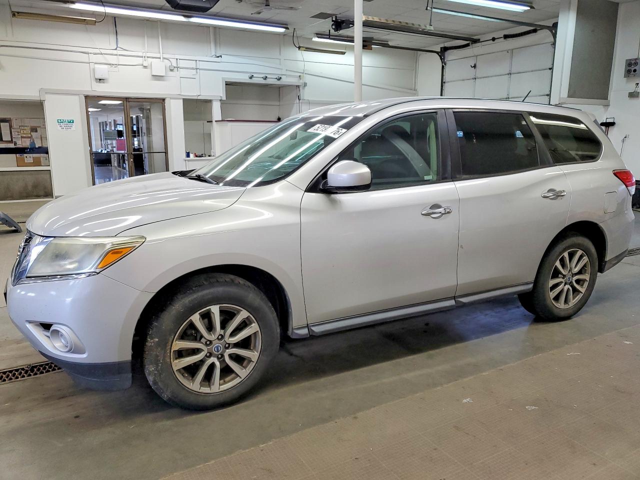 Salvage Nissan Pathfinder Image