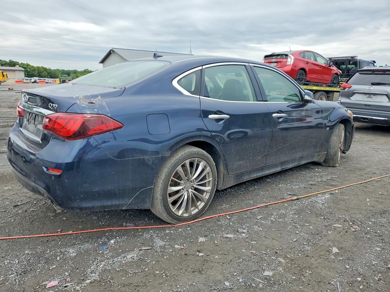 INFINITI Q70 3.7