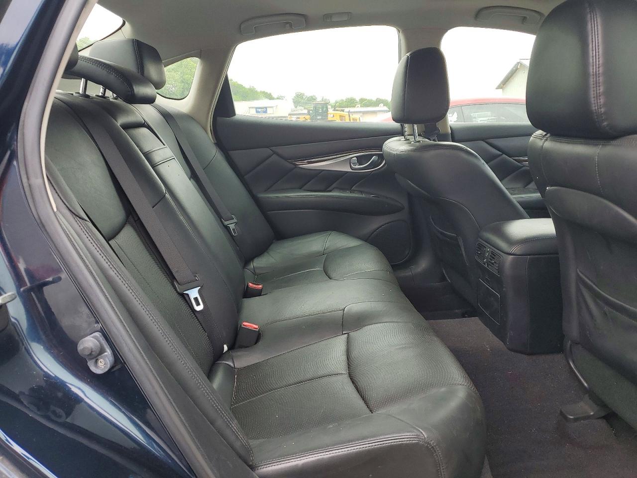 INFINITI Q70 3.7