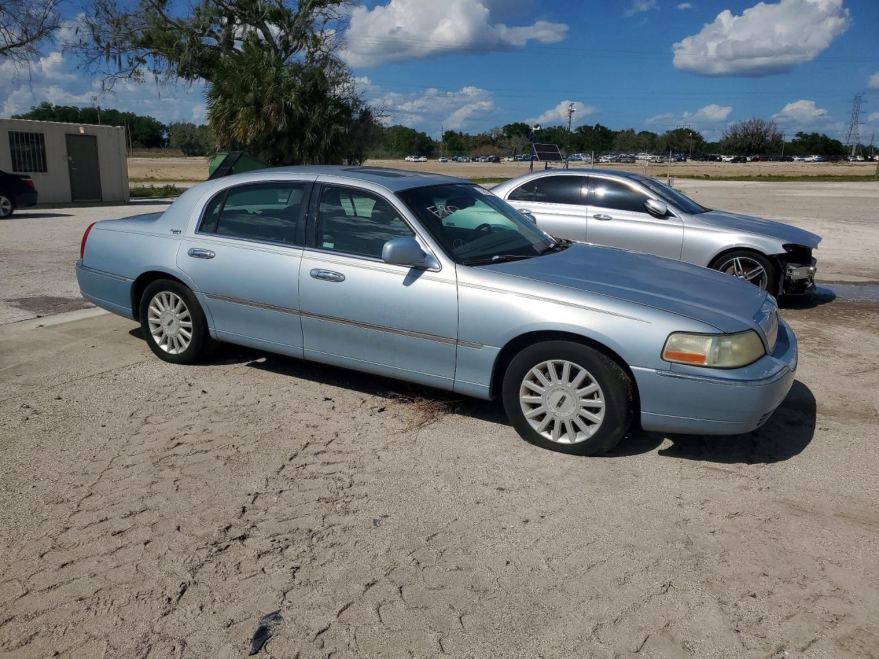 Lincoln Towncar Signature Limited