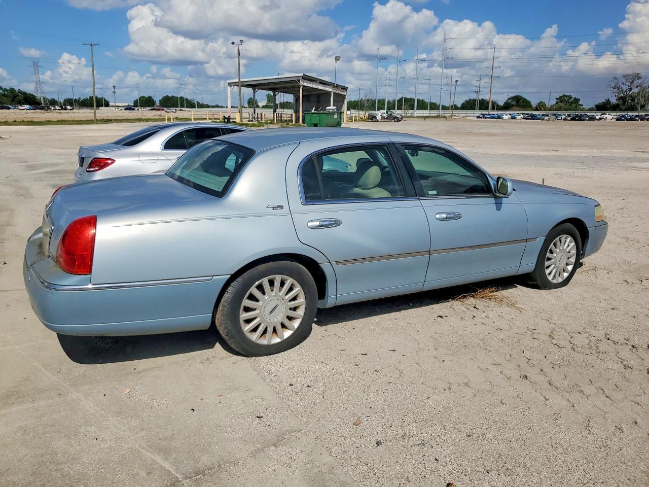 Lincoln Towncar Signature Limited