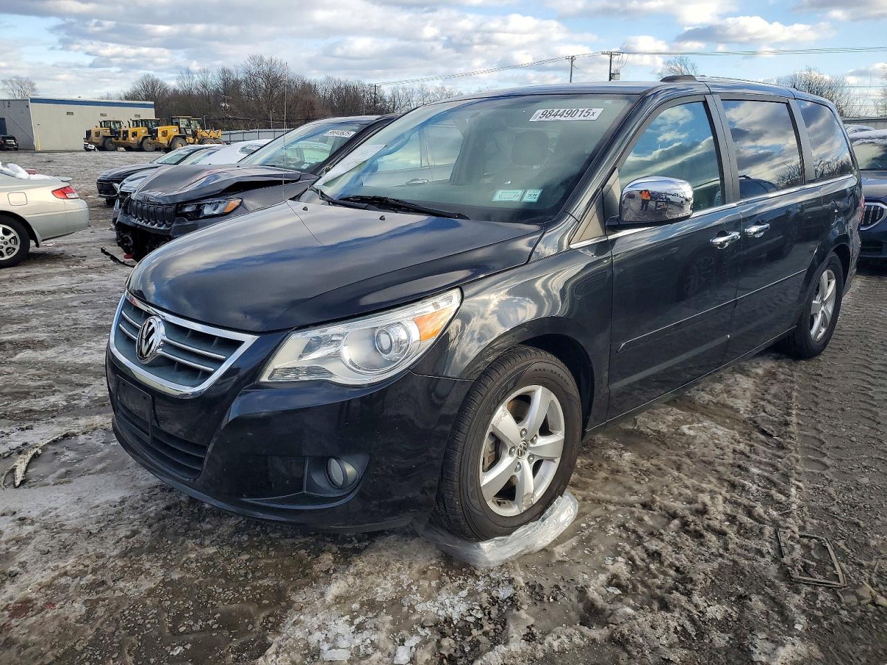 Salvage Volkswagen Routan Image