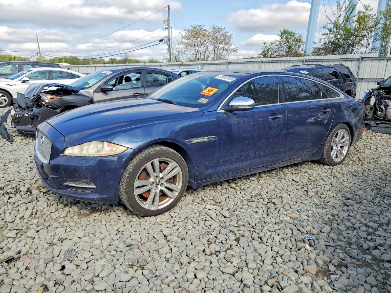 Salvage Jaguar XJ Image
