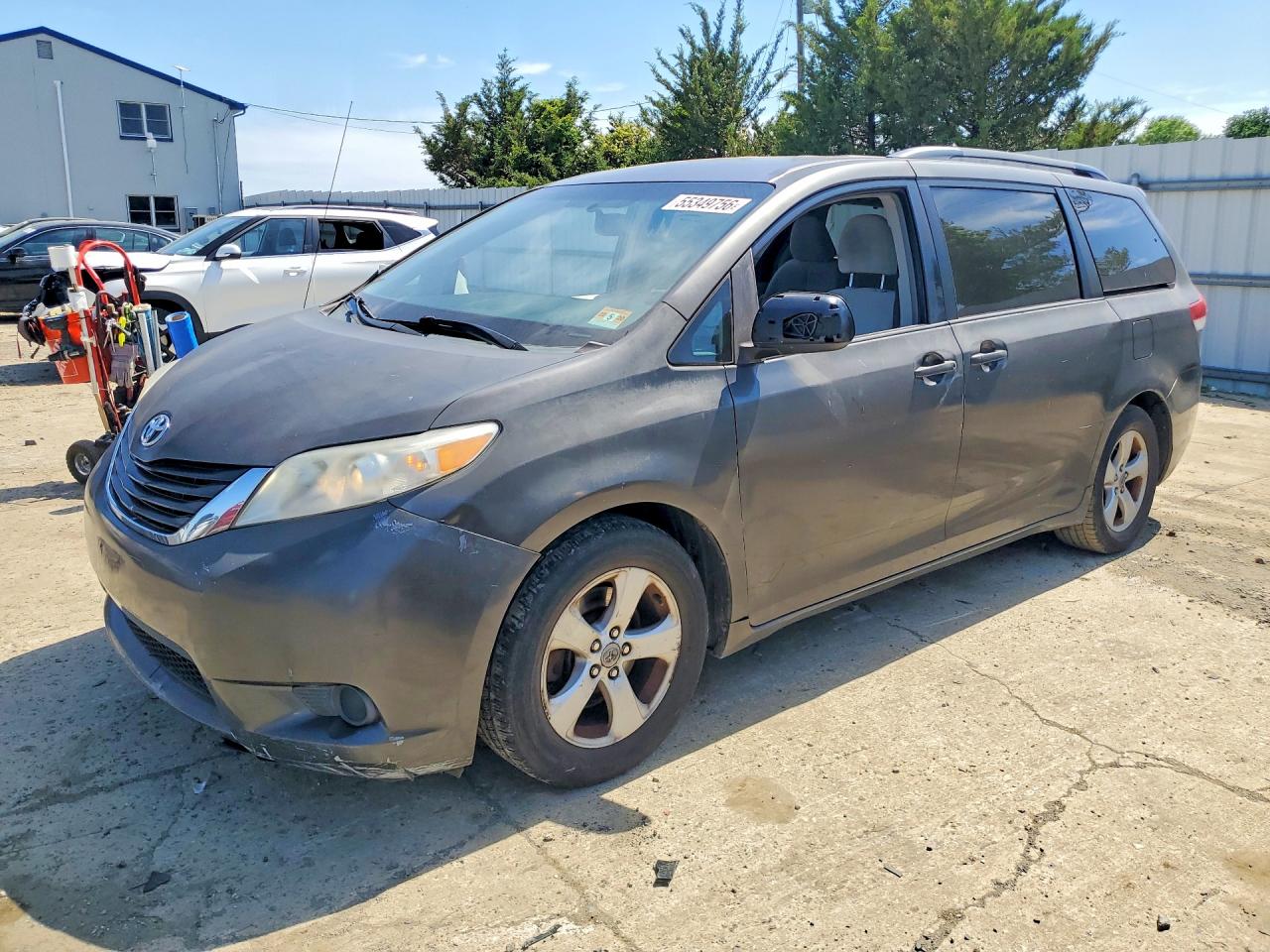 Salvage Toyota Sienna Image