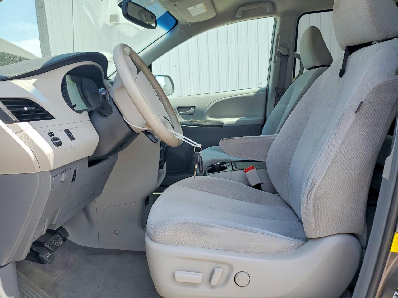 Toyota Sienna Le