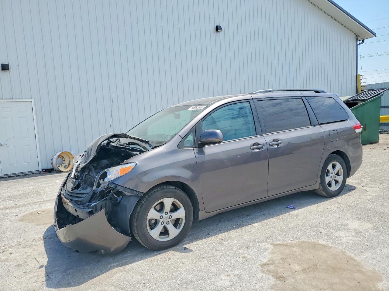 Salvage Toyota Sienna Image